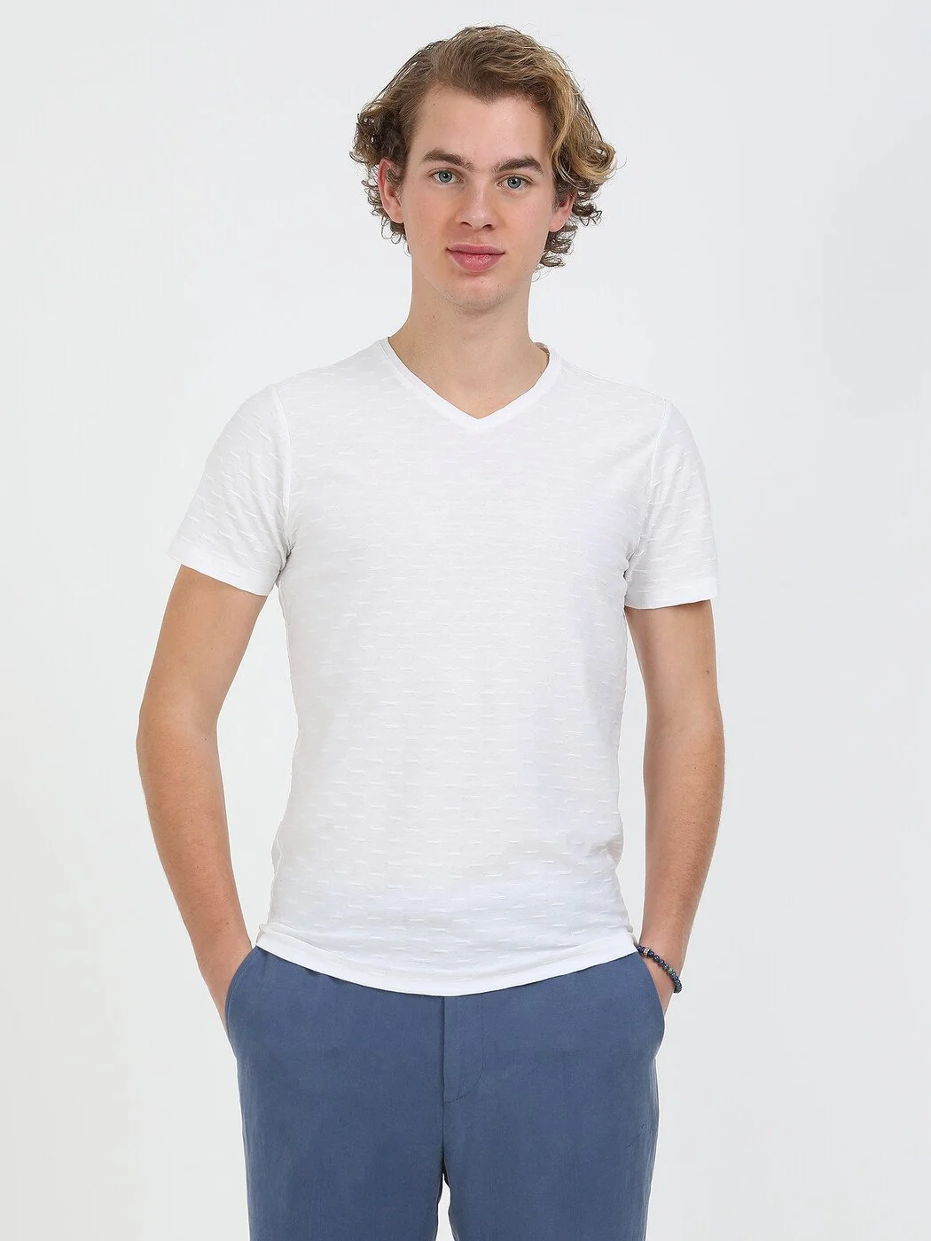 Beyaz Jakarlı V Yaka %100 Pamuk T-Shirt - 1