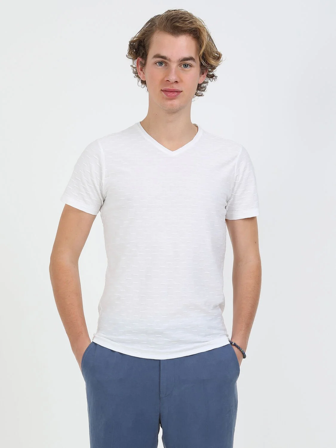 Beyaz Jakarlı V Yaka %100 Pamuk T-Shirt - 1