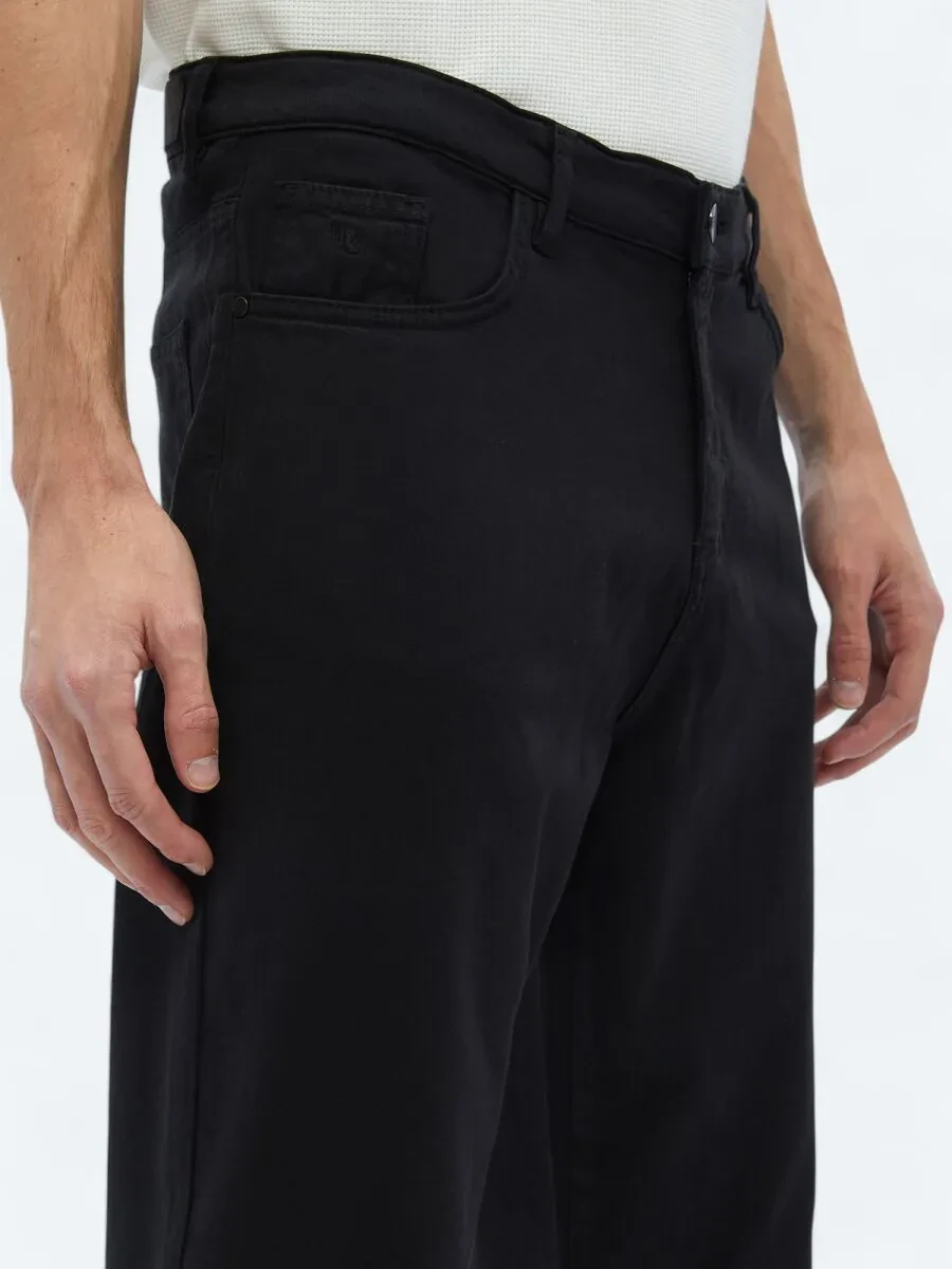 Black Weaving Carrot Fit Casual Cotton Blended Trousers - 3